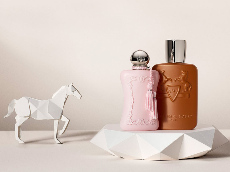 Bild zu Neu bei GALOP Parfum: Althaïr Exclusif von Parfums de Marly – die intensivere, luxuriösere Weiterentwicklung des Kult-Duftes Althaïr. Bergamotte, Amaretto und Safran eröffnen den Duft samtig-warm, im Herzen sorgen Zimt, Orangenblüte, Kardamom und Praliné für Tiefe, bevor eine intensivierte Bourbon-Vanille mit Guajakholz und Ambrox die Basis bildet.