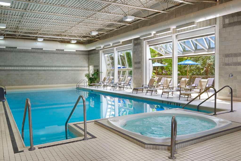 Best Western Parkway Hotel Toronto North à Richmond Hill: Indoor Pool (one of two) with hot tub