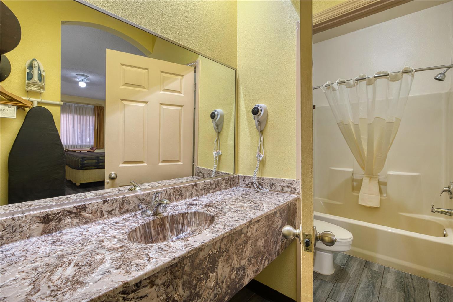 Suite - 1 King Bed w/ Jacuzzi