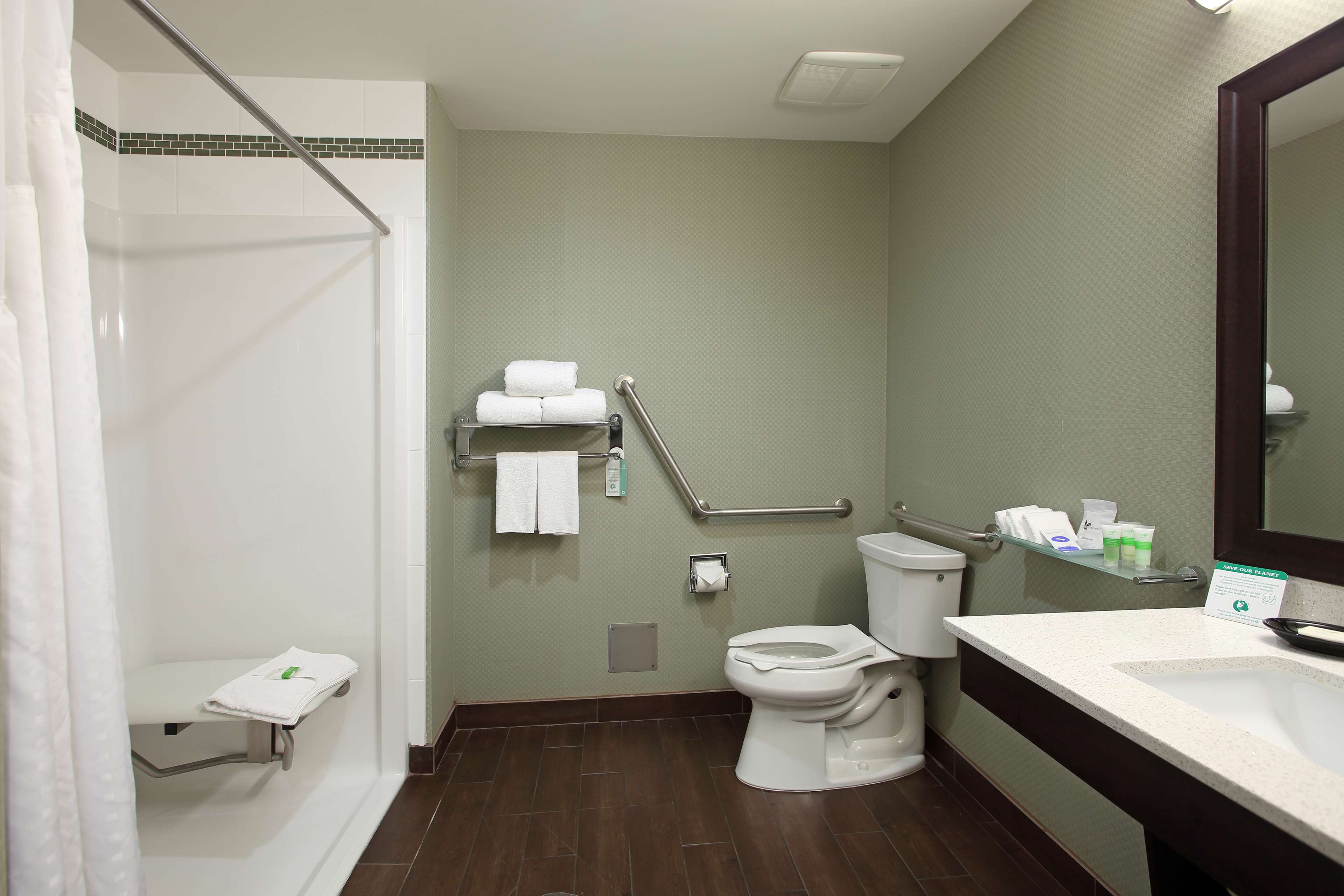Accessible Bathroom with Roll In Sho Best Western Pacific Inn Vernon (250)558-1800