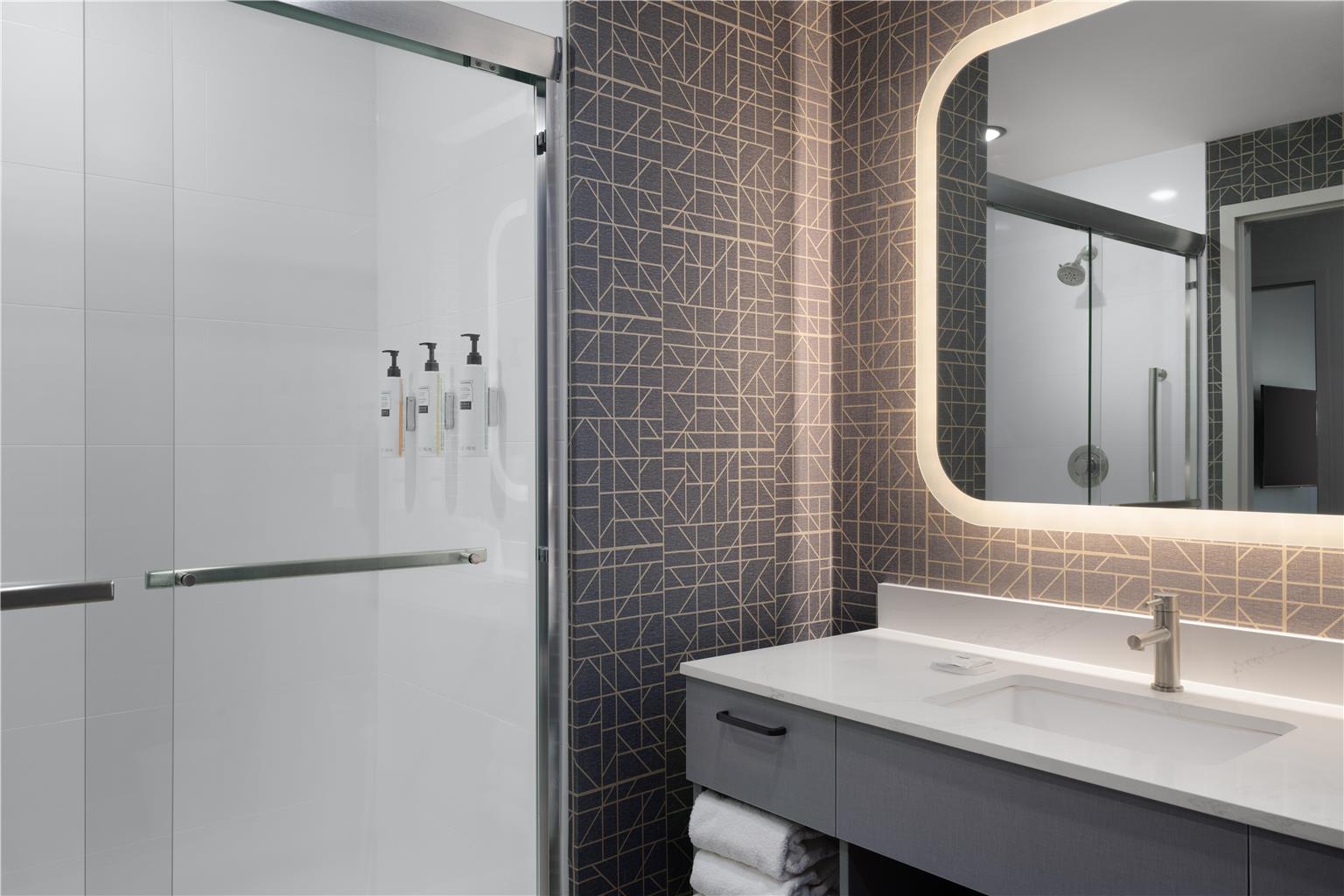 Guest room bath