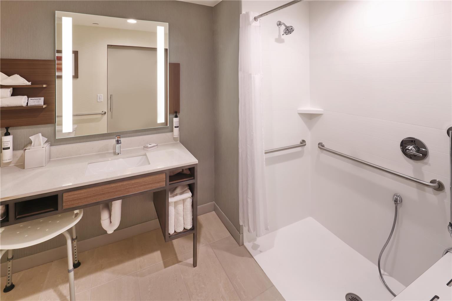 Guest room bath
