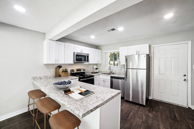 Images Lakecrest Apartments