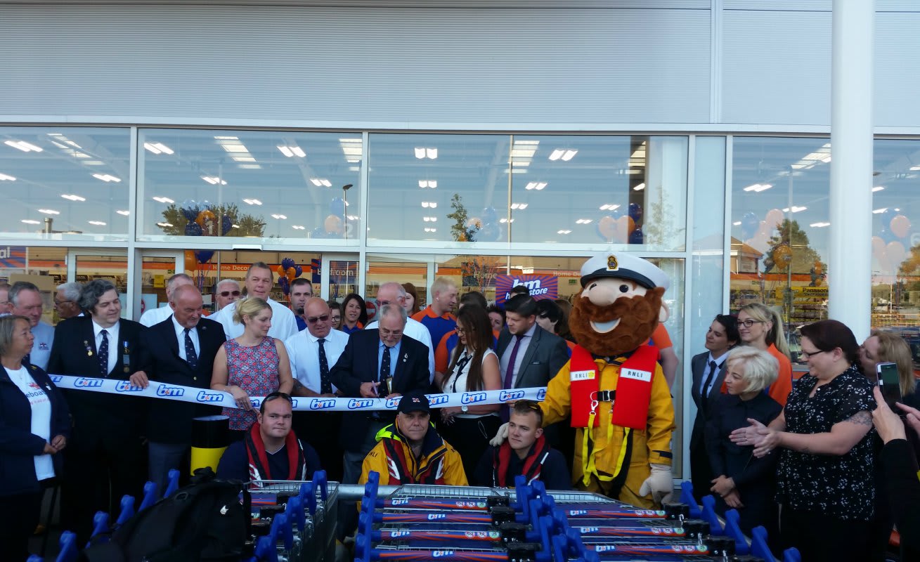 Staff at B&M Devon were proud to welcome Roy Cousins  -recently retired volunteer of RNLI after 40 years' service- who cut the ribbon at the store opening.