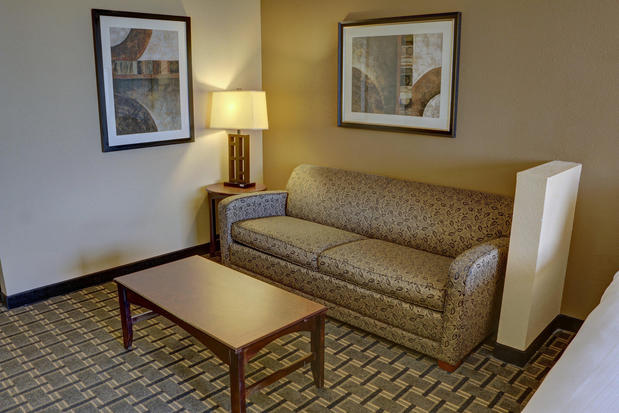Images Holiday Inn Express & Suites Huntsville, an IHG Hotel