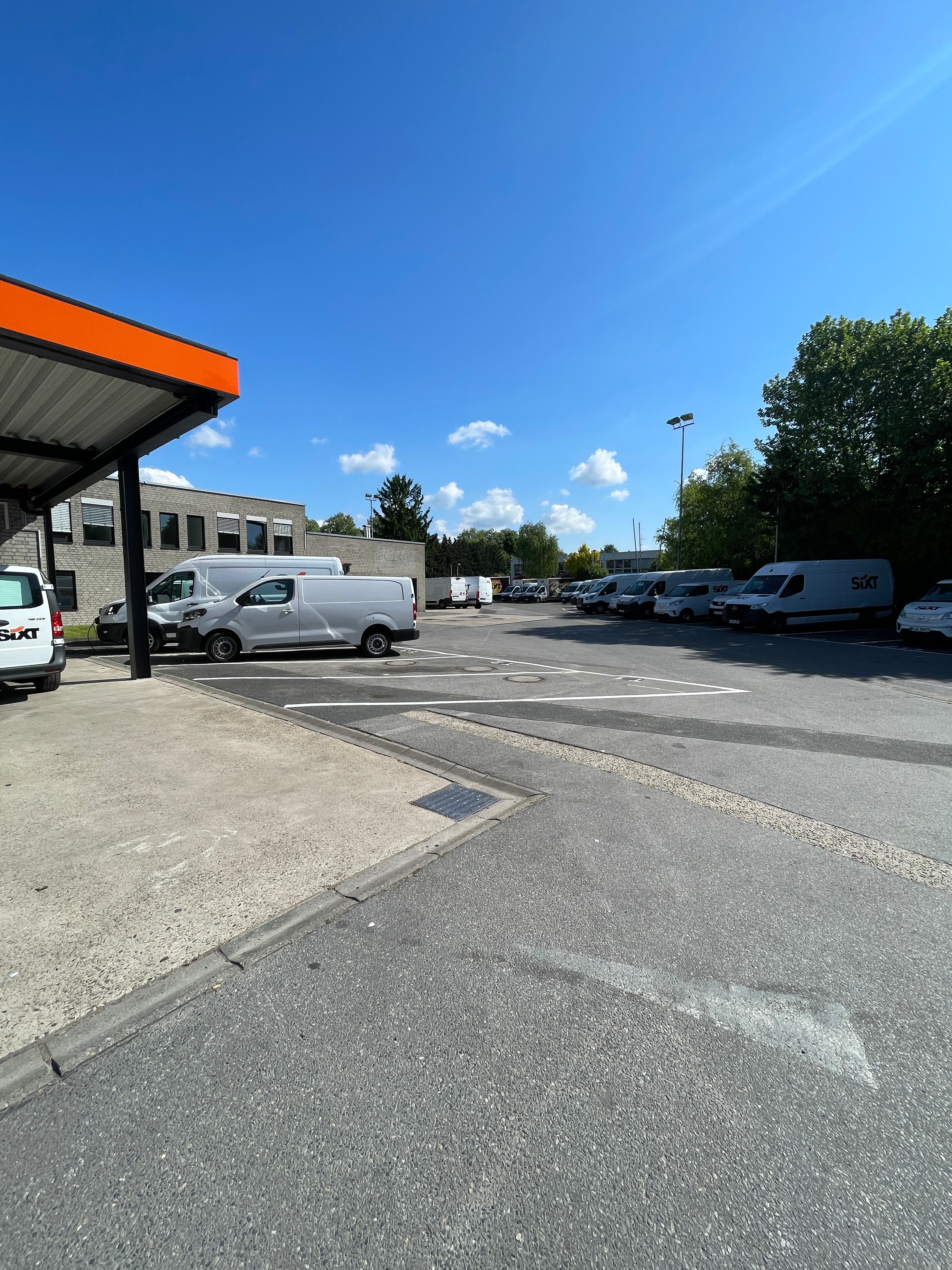 SIXT Truck Center Düsseldorf, Tilde-Klose-Weg 2-4 in Düsseldorf