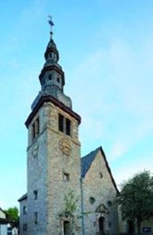 Die Eimsheimer Kirche wurde um 1900 an der Stelle einer kleineren Kirche errichtet. Sie ist außergewöhnlich groß und kostbar ausgestattet. Bis in den Turm hinauf gestaltete Fenster: zwei große zeigen die Kreuzigung und die Bergpredigt, ein rundes Fenster 