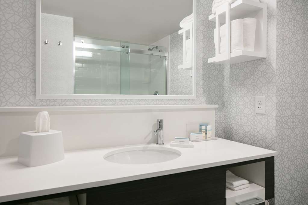 Guest room bath