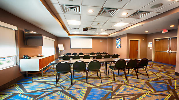 Images Holiday Inn Express & Suites Houston SW - Galleria Area by IHG