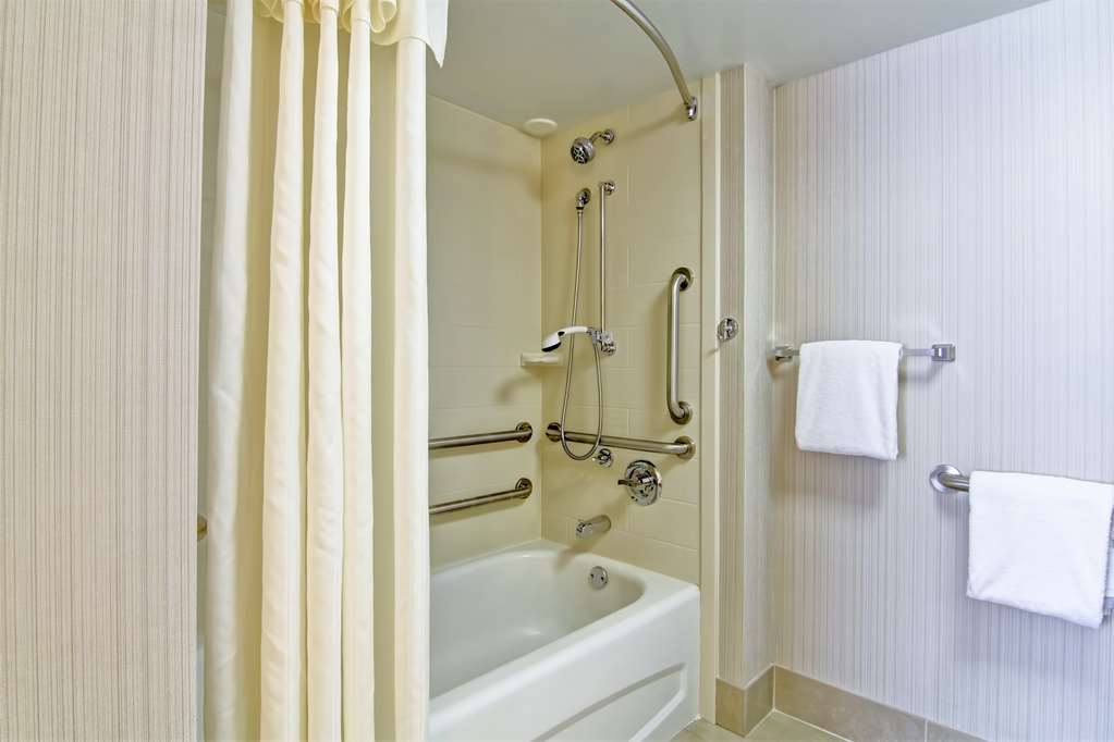 Guest room bath Homewood Suites by Hilton Washington, D.C. Downtown Washington (202)265-8000
