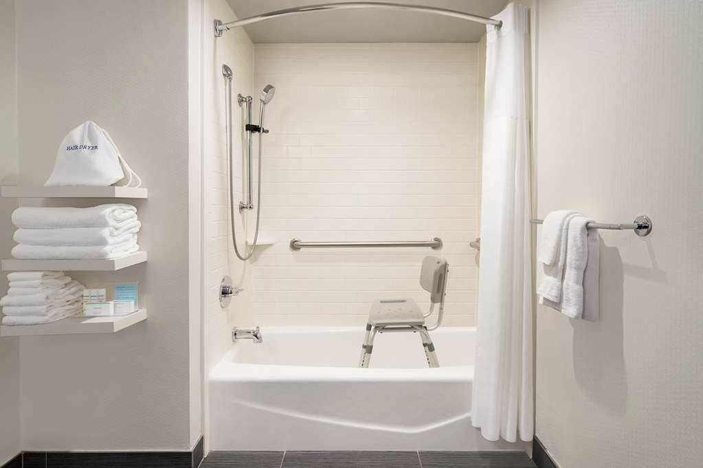 Guest room bath