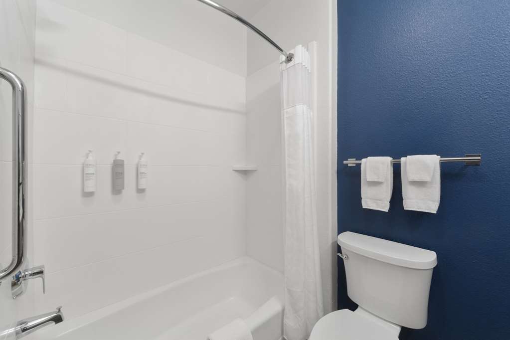 Guest room bath