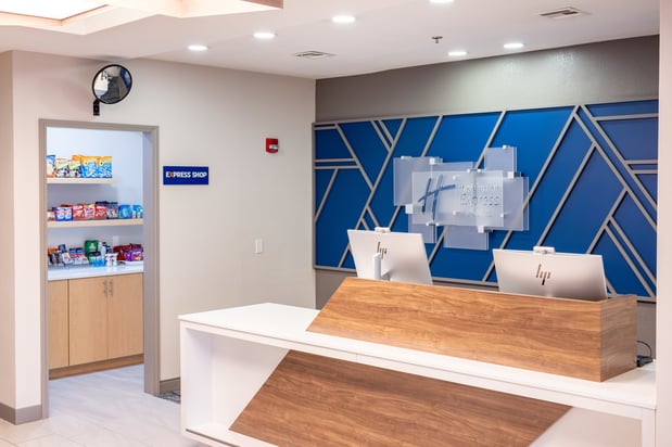 Images Holiday Inn Express & Suites Wichita Airport by IHG