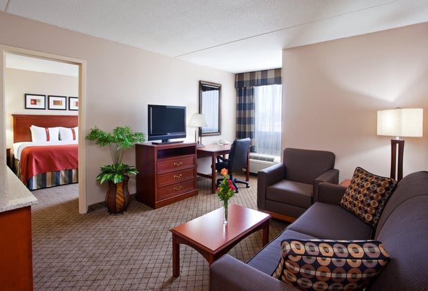 Images Holiday Inn & Suites Cincinnati-Eastgate (I-275E) by IHG