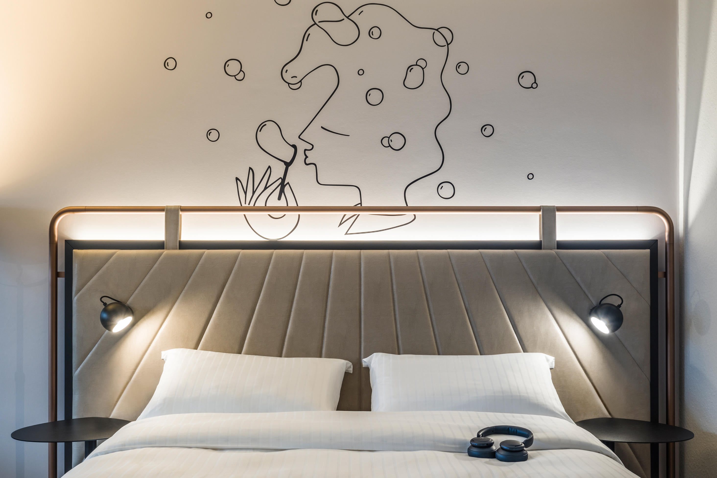 Ibis Styles Bielefeld Superior Zimmer mit Doppelbett Innenhoflage front ansicht