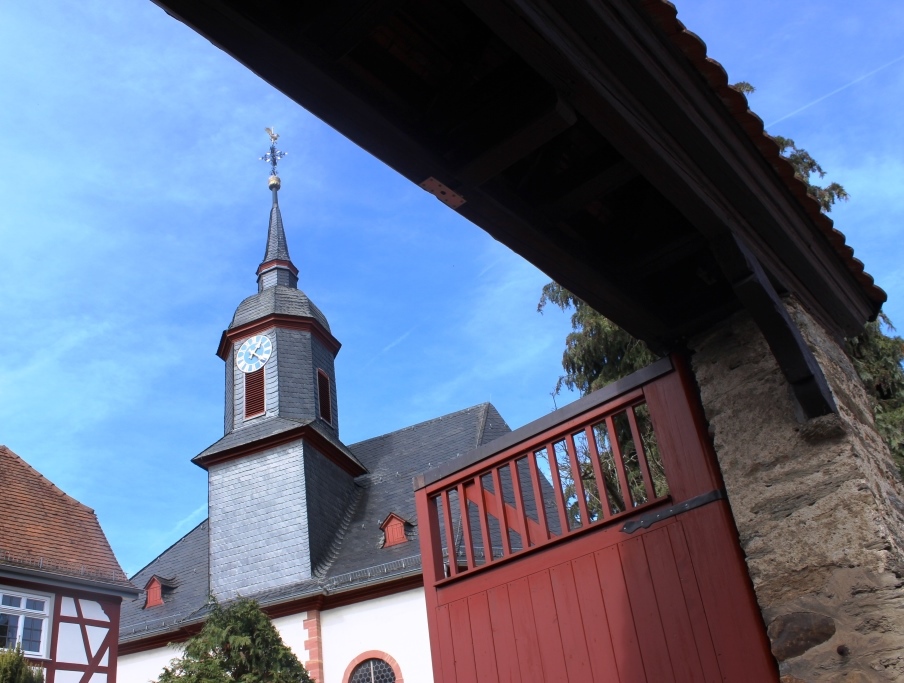 Schon im 13. Jahrhundert war in Lorsbach eine kleine Kapelle errichtet worden. Die Lorsbacher Kapelle hieß »Ad sanctam Mariam« (Zur heiligen Maria). Sie befand sich an derselben Stelle wie die heutige Kirche.