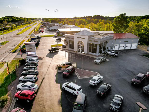 Images Russ Darrow Chrysler Dodge Jeep RAM of West Bend Service Center