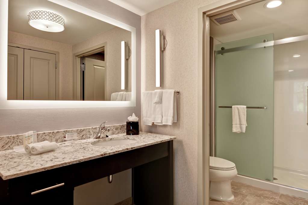 Guest room bath