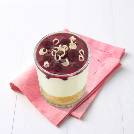 Milchcreme mit Waldbeer-Topping