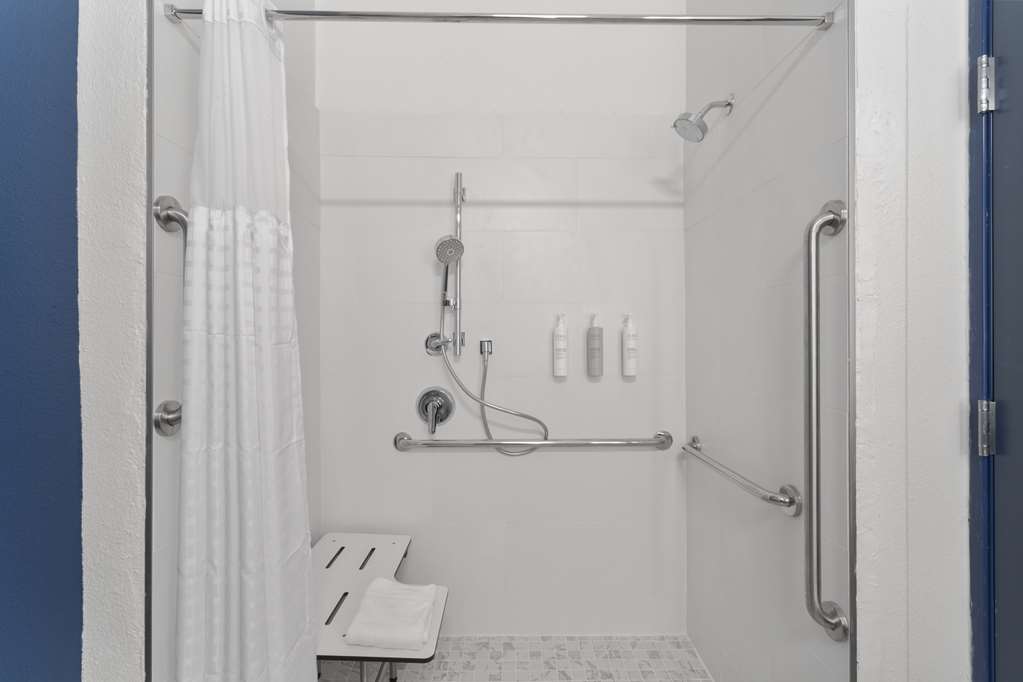 Guest room bath