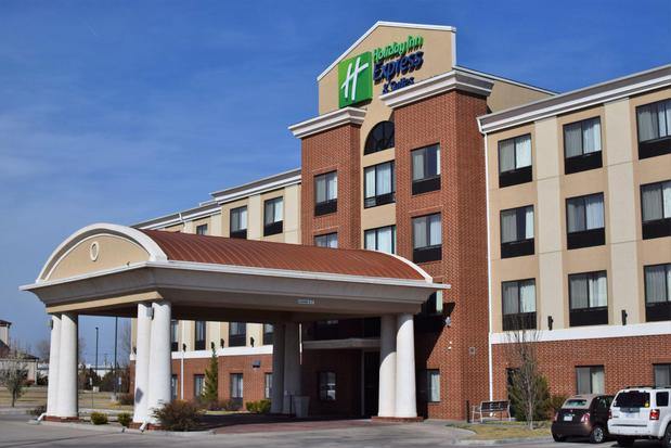 Images Holiday Inn Express & Suites Pratt, an IHG Hotel