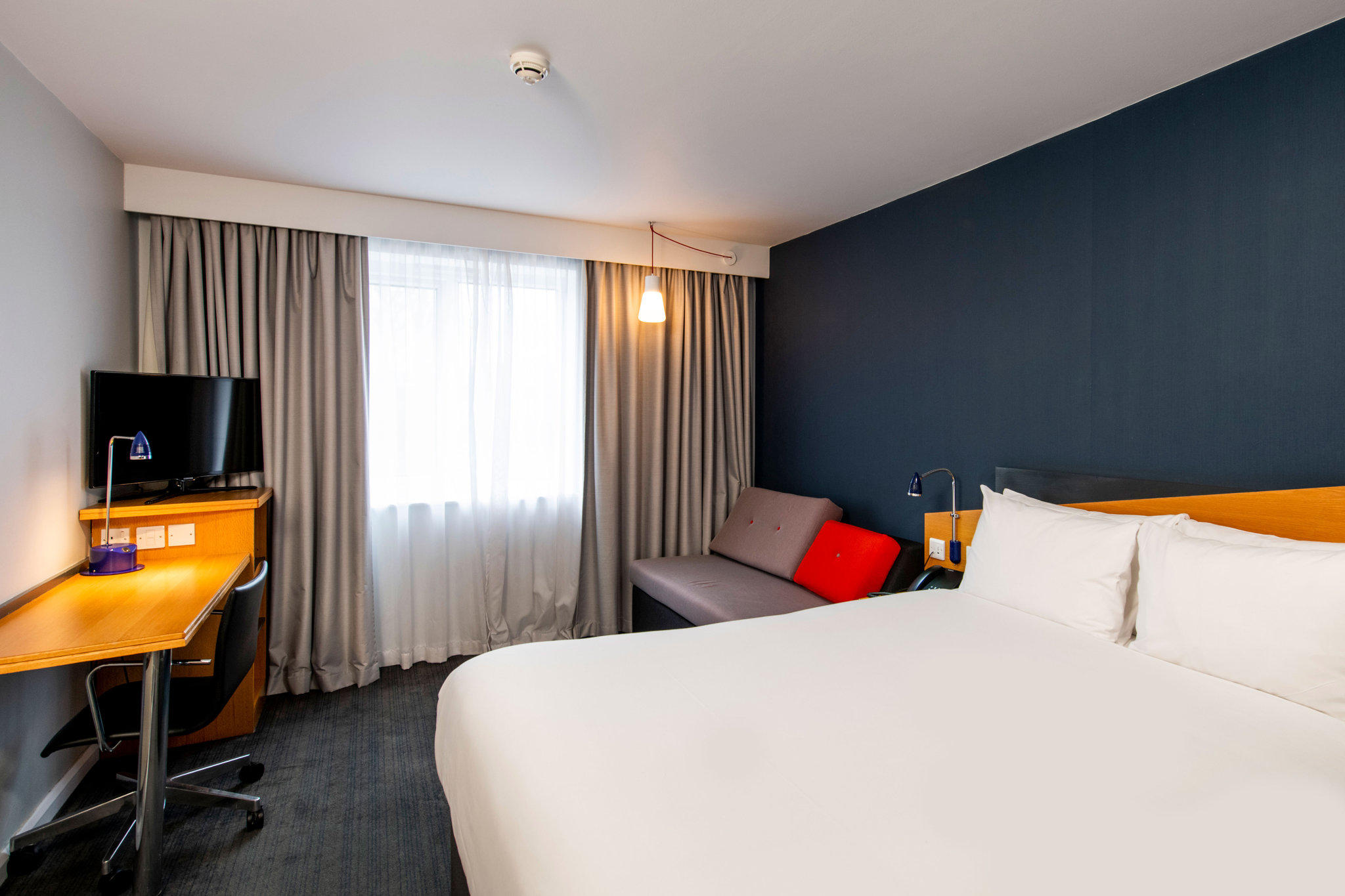 Holiday Inn Express Edinburgh - Royal Mile, an IHG Hotel Edinburgh 01315 248400