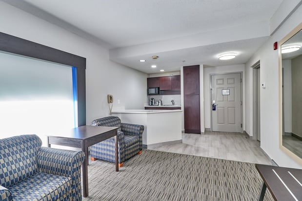 Images Holiday Inn Express & Suites Clearwater/US 19 N by IHG