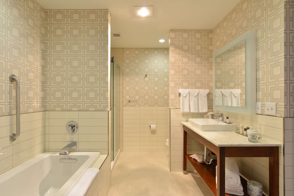 Guest room bath The Lismore Hotel Eau Claire - a DoubleTree by Hilton Hotel Eau Claire (715)835-8888