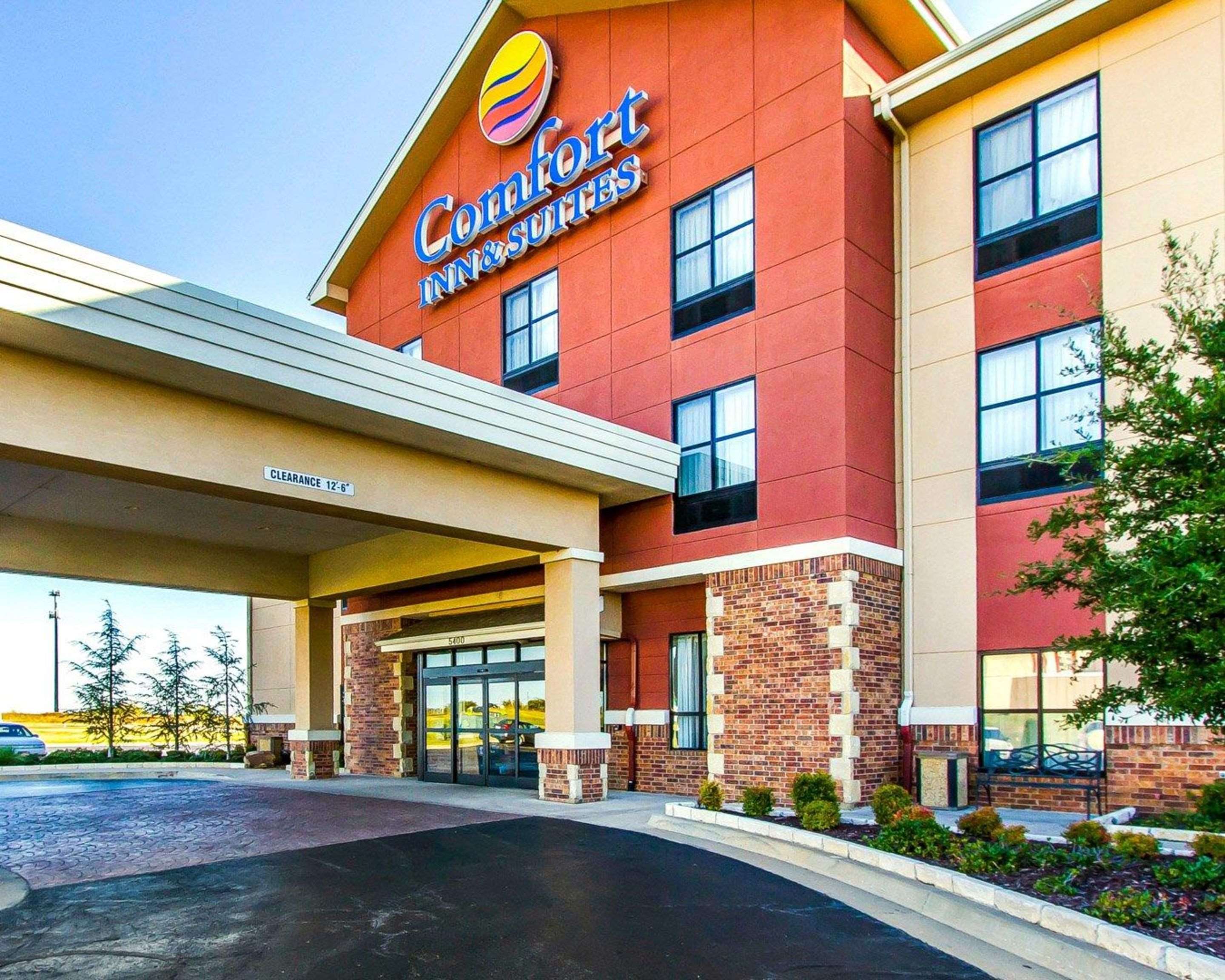 Comfort Inn Suites Shawnee North Near I 40 Coupons Near Me In Shawnee   2880x2304 