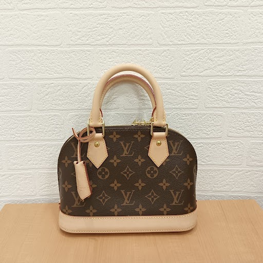 Images KOMEHYO（コメ兵）買取センター京橋京阪モール