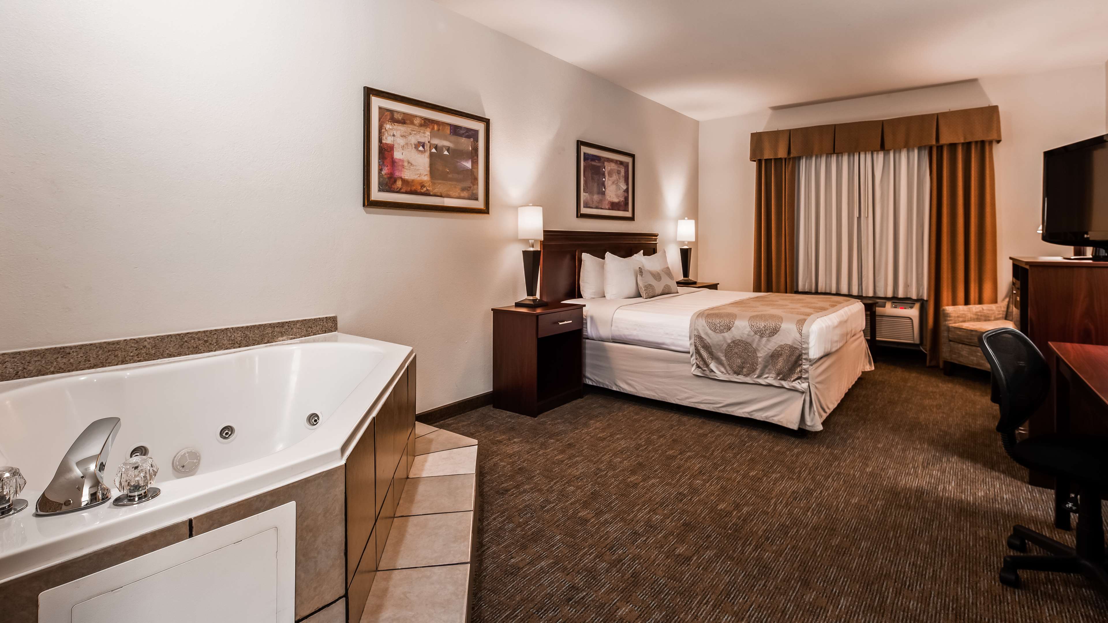 King Guest Room with Whirlpool