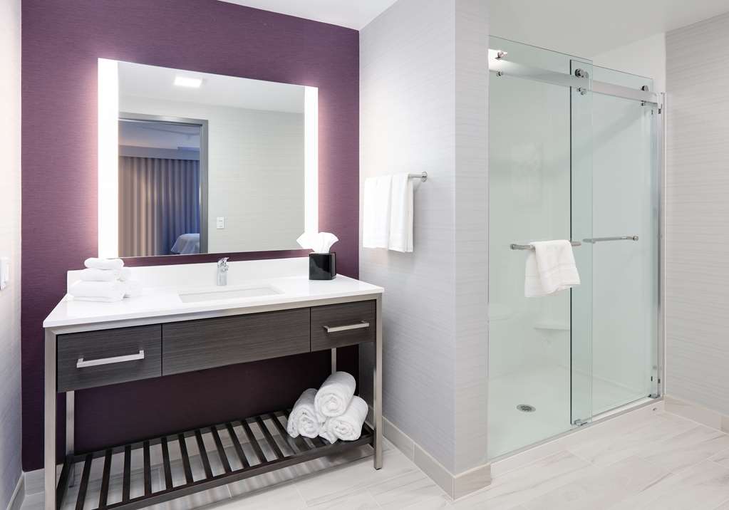 Guest room bath
