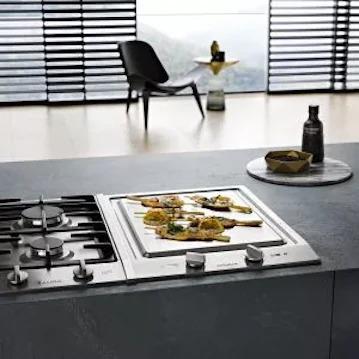 KOCHFELDER

Klein, groß, Induktion oder Ceran, flächenbündig eingebaut oder doch lieber eine Kochstelle mit Gasflammen. Küchen-Platz findet das für Sie beste Modell.