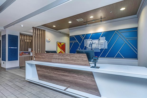 Images Holiday Inn Express & Suites Charleston Arpt-Conv Ctr Area by IHG