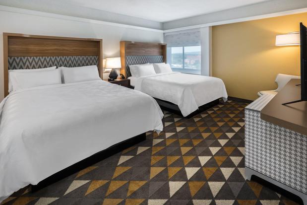 Images Holiday Inn & Suites Pittsfield-Berkshires by IHG