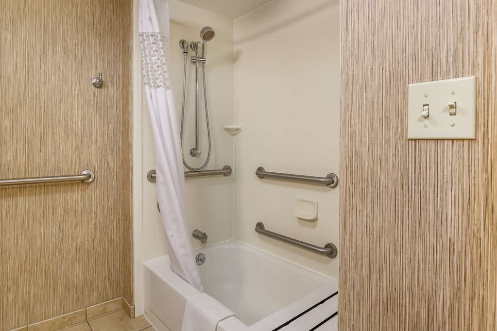 Guest room bath