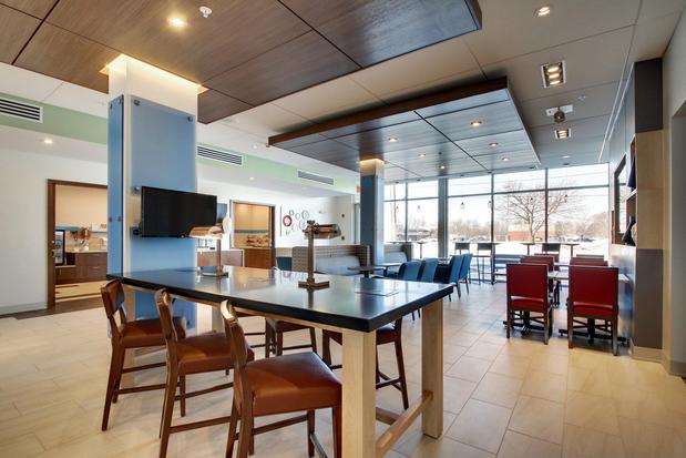 Images Holiday Inn Express & Suites Galesburg, an IHG Hotel