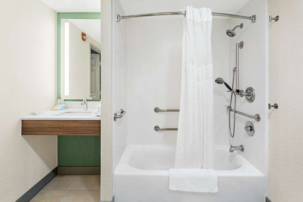 Guest room bath