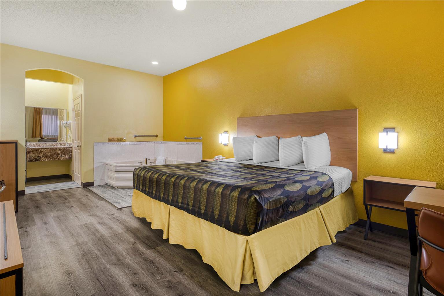 Suite - 1 King Bed w/ Jacuzzi