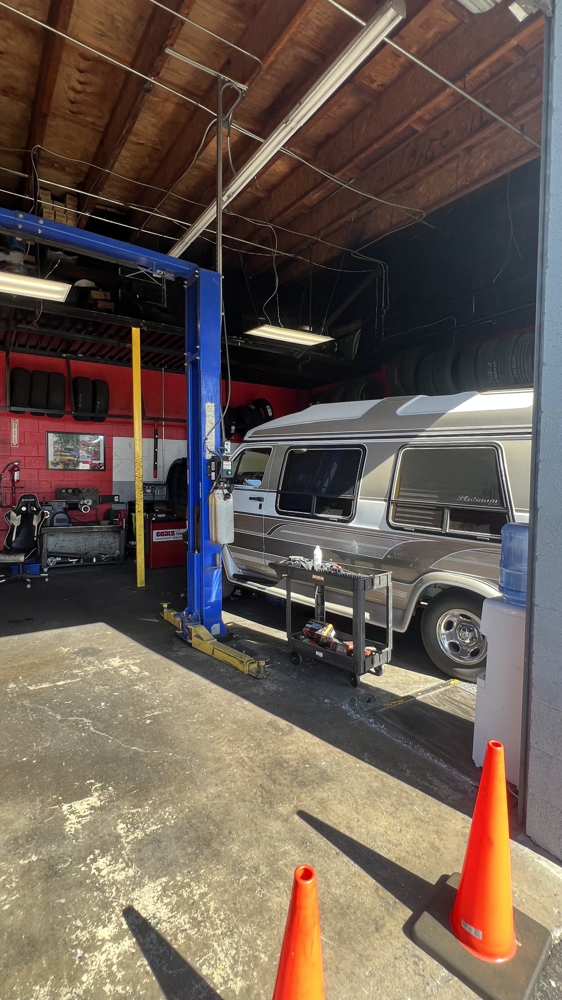 2BleAAuto Mechanic - inside of auto shop 
