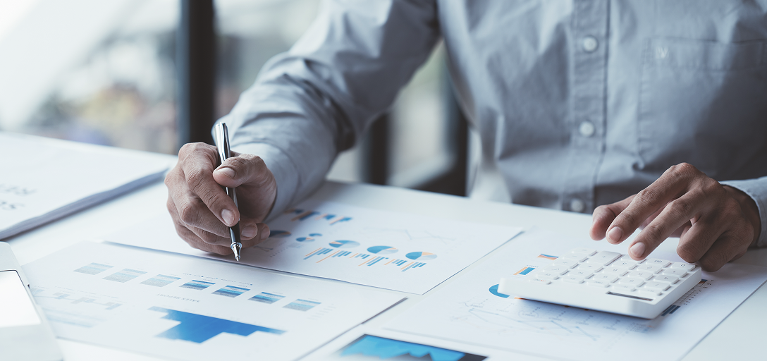 Une comptable travaillant avec une calculatrice.