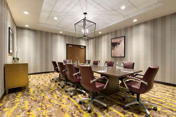Images Hilton East Brunswick Hotel & Executive Meeting Center