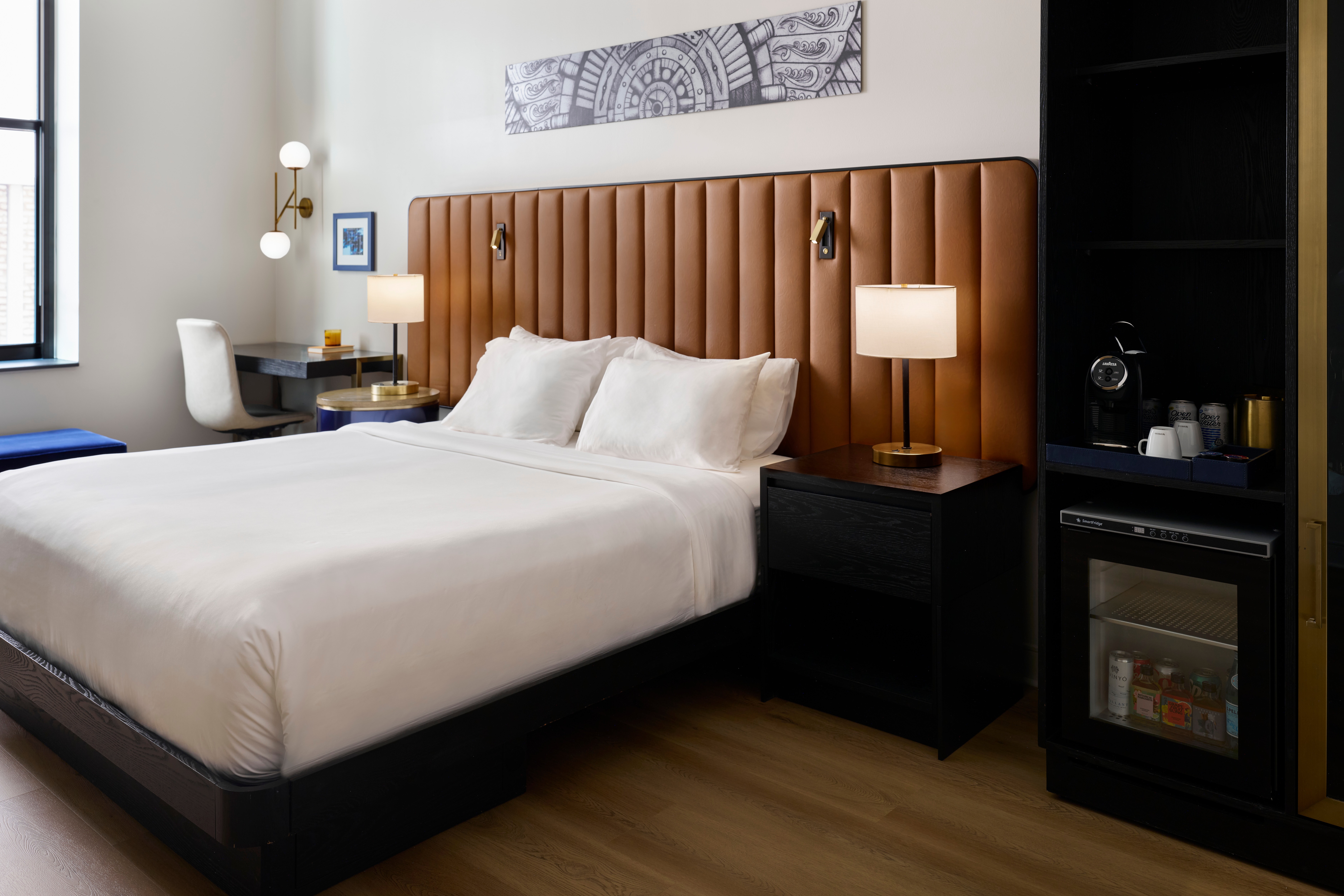Arlo Chicago Queen ADA Room 