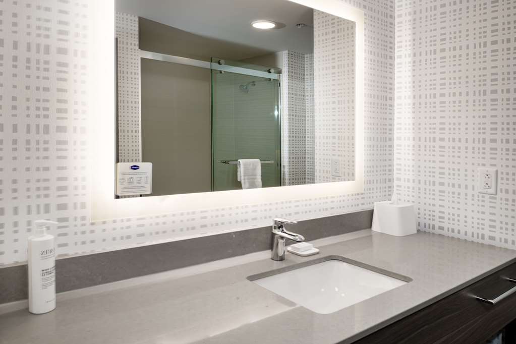 Guest room bath