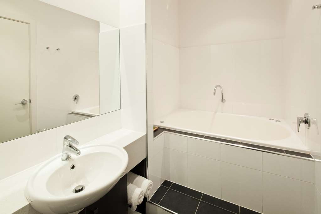 Suite Bathroom with Jetted Tub Best Western Plus Ballarat Suites Ballarat (03) 5329 0200