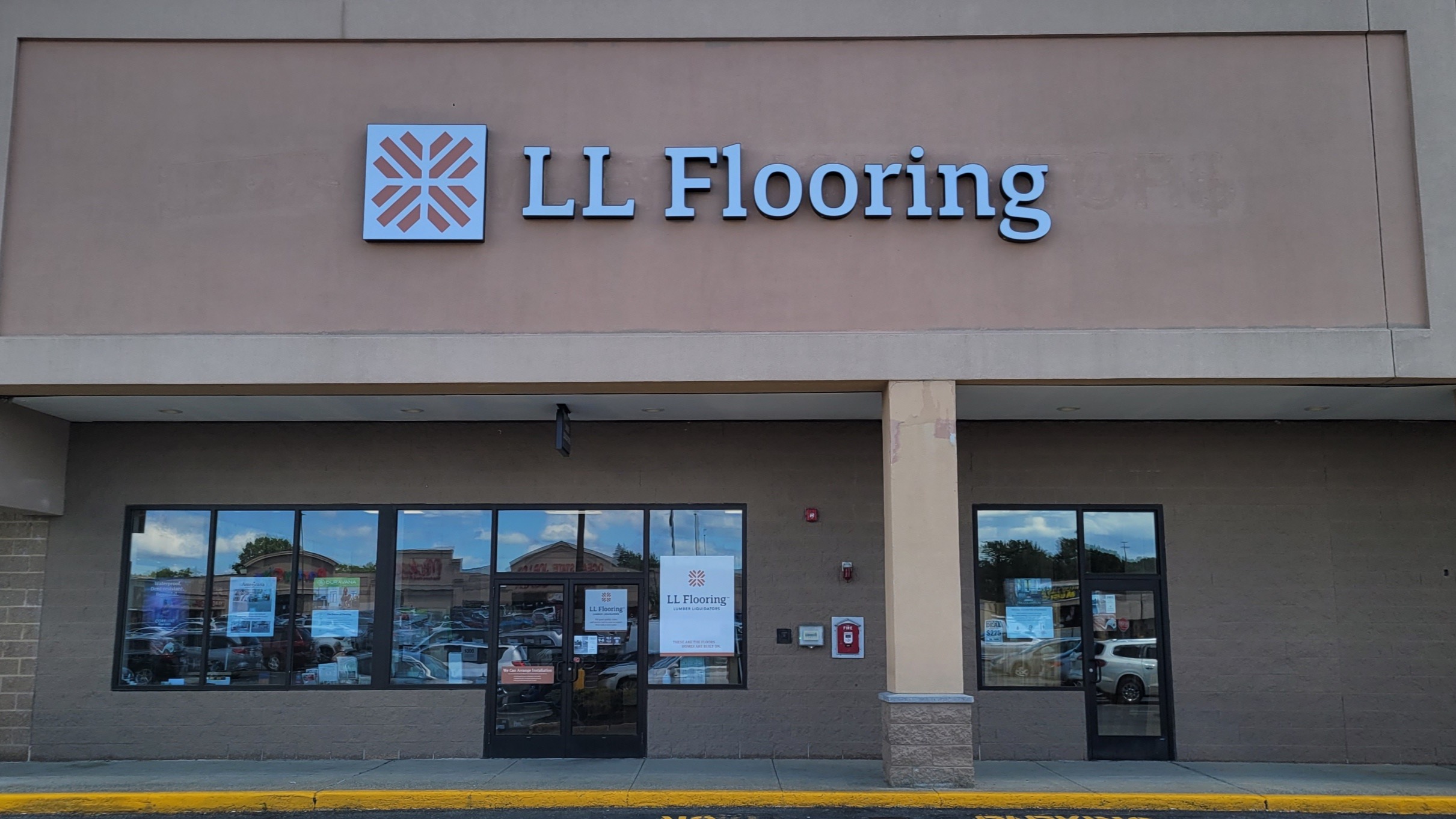LL Flooring #1341 Leominster | 110 Water Tower Plaza | Storefront LL Flooring Leominster (978)751-3745