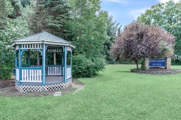 Images London Square & Blue Spruce Apartments