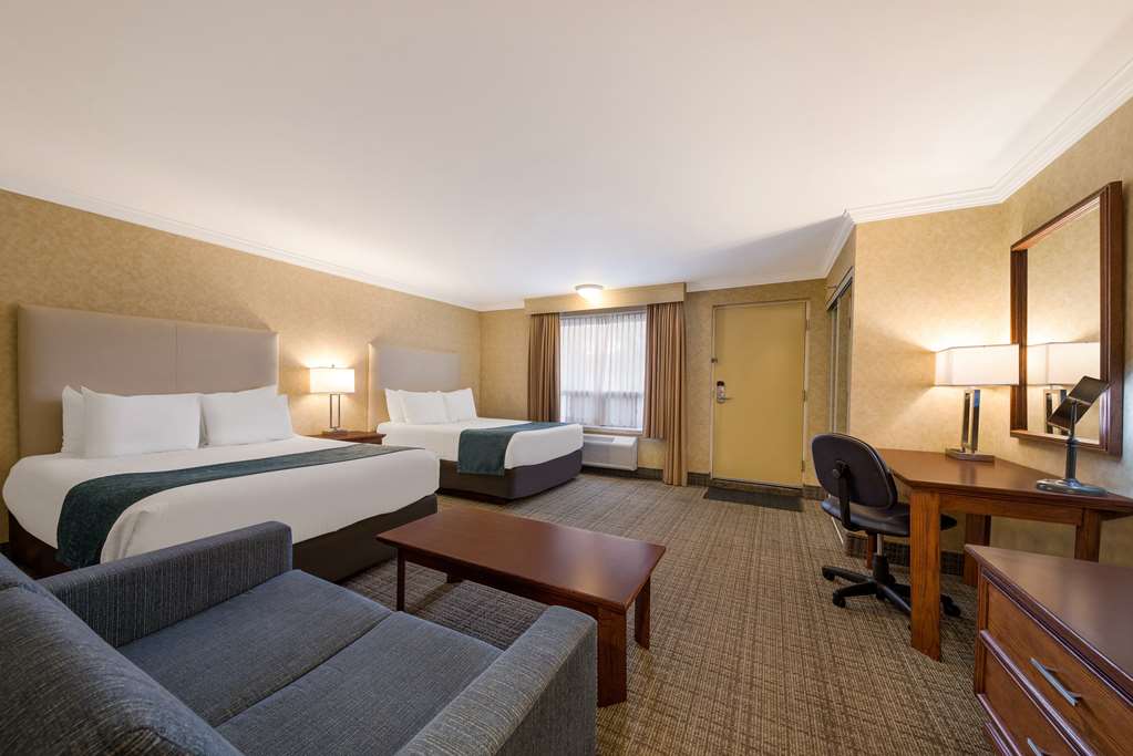 Best Western Voyageur Place Hotel in Newmarket: Kitchenette with 2 Double Beds and Pull-out Sofa