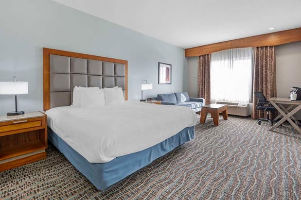 Images Best Western Plus Peppertree Inn at Omak