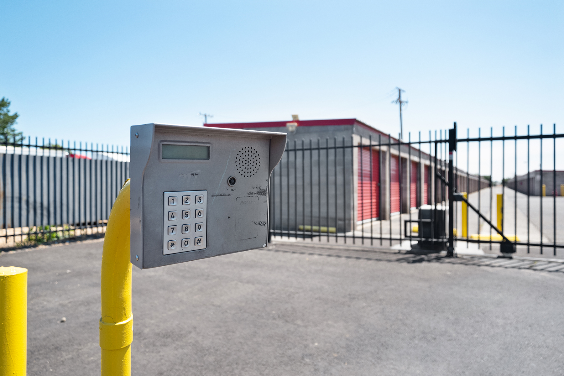 Electronic gate with extended access hours at Security Public Storage in Sacramento.